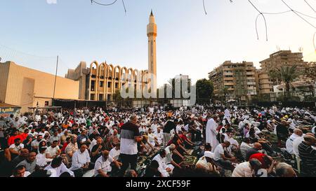 Le Caire, Égypte. 16 juin 2024. Les gens se rassemblent autour de la mosquée in au Caire pour effectuer la prière du matin le premier jour de la fête de l’Aïd al-Adha marquant la fin du pèlerinage du hajj à la Mecque, le dimanche 16 juin 2024. Les musulmans du monde entier célèbrent l'Aïd al-Adha pour marquer la fin du Haj en massacrant des moutons, des chèvres, des vaches et des chameaux pour commémorer la volonté du prophète Abraham de sacrifier son fils Ismaïl sur l'ordre de Dieu. Photo par/UPI crédit : UPI/Alamy Live News Banque D'Images