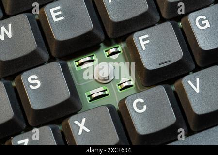 Vieux clavier à membrane dôme en caoutchouc commute objet macro gros plan extrême, personne. Technologie de clavier d'ordinateur portable, commutateurs et concept de CAPS, Banque D'Images