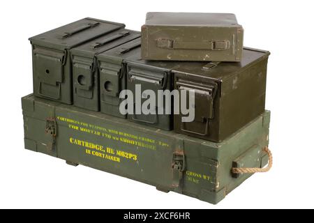 Caisse de munitions de couleur verte pour obus de mortier de 120mm et boîtes de munitions isolées sur fond blanc Banque D'Images