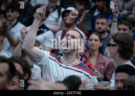 Londres, Royaume-Uni. 16 juin 2024. EURO 2024 : Angleterre vs Serbie. Les fans réagissent pendant le jeu à l'événement sur grand écran 4TheFans à North Greenwich. L'Angleterre gagnerait 1-0 lors de l'ouverture de l'Euro contre la Serbie. Crédit : Guy Corbishley/Alamy Live News Banque D'Images