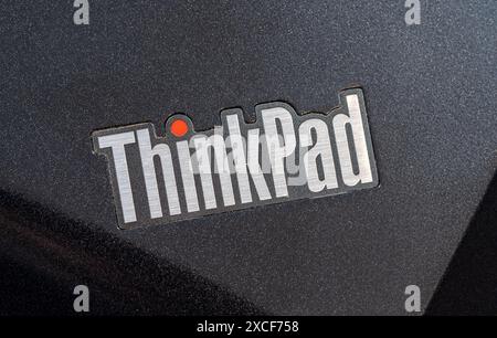 Logo de marque Lenovo ThinkPad série sur le couvercle d'un ordinateur portable, symbole de près, macro de détail d'objet, gros plan extrême, personne, personne. Think Pad c Banque D'Images