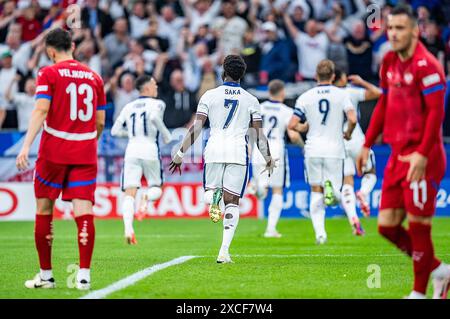 Tor zum 0:1 durch Jude Bellingham (Angleterre, #10) hier Bukayo Saka (Angleterre, #7) Serbien v. England, Herren, Fussball, 1. Spieltag, EURO 2024, 16.06.2024, Europameisterschaft, Gruppe C Foto : Eibner-Pressefoto/Bahho Kara Banque D'Images