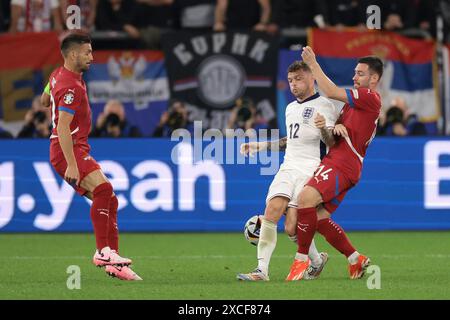 Gelsenkirchen, Allemagne. 16 juin 2024. Andrija Zivkovic, de Serbie, affronte Kieran Trippier, d'Angleterre, alors que Dusan Tadic, de Serbie, termine le match des Championnats d'Europe de l'UEFA à l'Arena Aufschalke, Gelsenkirchen. Le crédit photo devrait se lire : Jonathan Moscrop/Sportimage crédit : Sportimage Ltd/Alamy Live News Banque D'Images