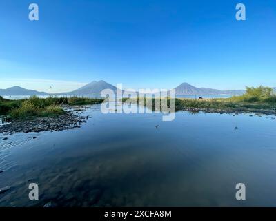 Lever de soleil sur le lac Atitlan avec des volcans en arrière-plan dans les hautes terres du Guatemala Banque D'Images