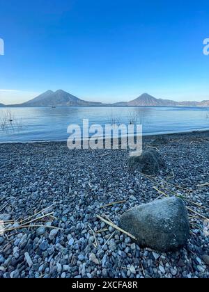 Lever de soleil sur le lac Atitlan avec des volcans en arrière-plan dans les hautes terres du Guatemala Banque D'Images