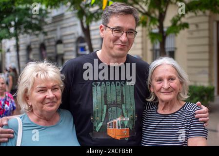 Lord Mayor Karacsony s campagne électorale, Budapest, Hongrie UNGARN, 07.06.2024, Budapest VIII Bezirk. Kommunalwahlen AM 9. Juni : Oberbuergermeister Gergely Karacsony beim Wahlkampf in der Josephstadt. Foto mit Anhaengerinnen, T-shirt FREIHEITsbruecke . Élections locales du 9 juin : le maire Gergely Karacsony fait campagne dans le district de Josephtown. Poser avec des supporters. T-shirt LIBERTY Bridge. â *** Lord Mayor Karacsony campagne électorale, Budapest, Hongrie HONGRIE, 07 06 2024, Budapest VIII District élections locales 9 juin Lord Mayor Gergely Karacsony campagne dans le district de Josephtown posant avec Banque D'Images