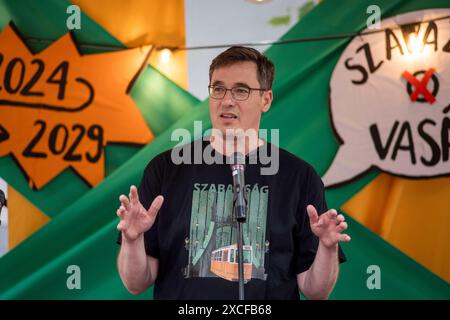 Lord Mayor Karacsony s campagne électorale, Budapest, Hongrie UNGARN, 07.06.2024, Budapest VIII Bezirk. Kommunalwahlen AM 9. Juni : Oberbuergermeister Gergely Karacsony beim Wahlkampf in der Josephstadt. T-shirt FREIHEITsbruecke . Élections locales du 9 juin : le maire Gergely Karacsony fait campagne dans le district de Josephtown. T-shirt LIBERTY Bridge. â *** Lord Mayor Karacsony campagne électorale, Budapest, Hongrie HONGRIE, 07 06 2024, Budapest VIII District élections locales le 9 juin Lord Mayor Gergely Karacsony campagne dans le district de Josephtown T shirt LIBERTY Bridge 9 juin élections locales Lord Mayor Banque D'Images