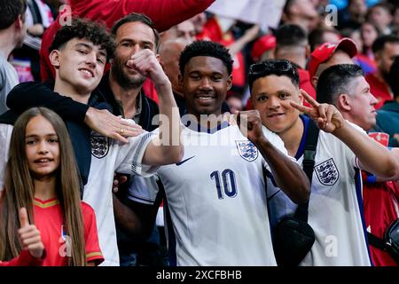 Gelsenkirchen, Allemagne. 16 juin 2024. Gelsenkirchen, Allemagne, 16 juin 2024 : les fans de l'Angleterre lors du match de football UEFA EURO 2024 Allemagne du Groupe C entre la Serbie et l'Angleterre à l'Arena AufSchalke à Gelsenkirchen, Allemagne. (Daniela Porcelli/SPP) crédit : SPP Sport Press photo. /Alamy Live News Banque D'Images