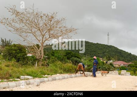 Hommes travaillant sur Curve Wall sur Une nouvelle route Banque D'Images