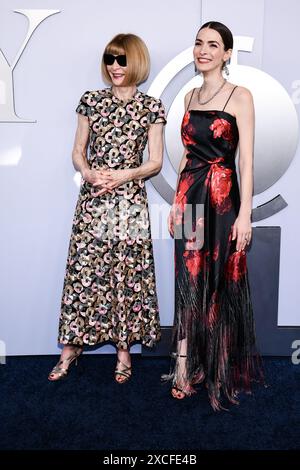New York, États-Unis. 16 juin 2024. Anna Wintour et Bee Shaffer marchant sur le tapis rouge lors de la 77e cérémonie annuelle des Tony Awards qui s'est tenue au David H. Koch Theater du Lincoln Center à New York, NY, le dimanche 16 juin 2023. (Photo par Anthony Behar/Sipa USA) crédit : Sipa USA/Alamy Live News Banque D'Images