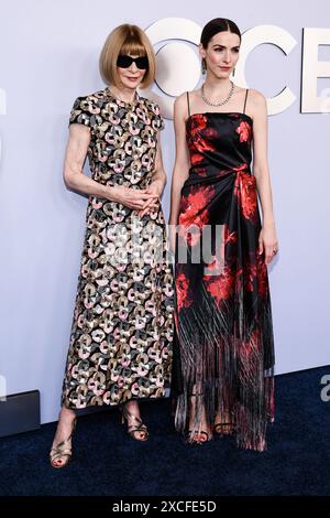 New York, États-Unis. 16 juin 2024. Anna Wintour et Bee Shaffer marchant sur le tapis rouge lors de la 77e cérémonie annuelle des Tony Awards qui s'est tenue au David H. Koch Theater du Lincoln Center à New York, NY, le dimanche 16 juin 2023. (Photo par Anthony Behar/Sipa USA) crédit : Sipa USA/Alamy Live News Banque D'Images