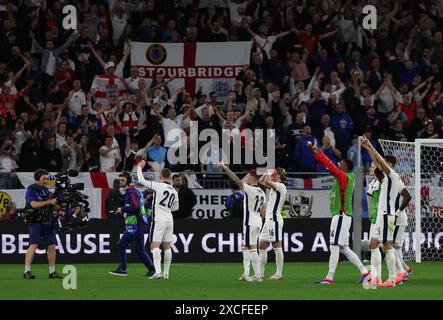 Gelsenkirchen. 16 juin 2024. Les joueurs de l'Angleterre saluent les spectateurs après le match UEFA Euro 2024 Groupe C entre l'Angleterre et la Serbie à Gelsenkirchen, Allemagne, le 16 juin 2024. Crédit : Zhang Fan/Xinhua/Alamy Live News Banque D'Images