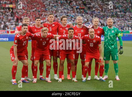 Stuttgart. 16 juin 2024. Les joueurs du Danemark s'alignent avant le match du Groupe C de l'UEFA Euro 2024 entre le Danemark et la Slovénie à Stuttgart, Allemagne, le 16 juin 2024. Crédit : Philippe Ruiz/Xinhua/Alamy Live News Banque D'Images