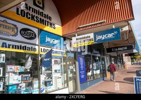 Serruriers et magasin d'électronique Jaycar dans le centre-ville d'Armidale, ville régionale australienne en Nouvelle-Galles du Sud Banque D'Images