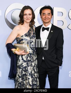 New York, États-Unis. 16 juin 2024. Valerie Green et Takeshi Kata marchant sur le tapis rouge lors de la 77e cérémonie annuelle des Tony Awards qui s'est tenue au David H. Koch Theater du Lincoln Center à New York, NY, le dimanche 16 juin 2023. (Photo par Anthony Behar/Sipa USA) crédit : Sipa USA/Alamy Live News Banque D'Images