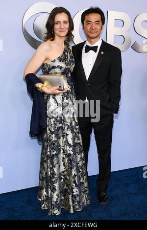 New York, États-Unis. 16 juin 2024. Valerie Green et Takeshi Kata marchant sur le tapis rouge lors de la 77e cérémonie annuelle des Tony Awards qui s'est tenue au David H. Koch Theater du Lincoln Center à New York, NY, le dimanche 16 juin 2023. (Photo par Anthony Behar/Sipa USA) crédit : Sipa USA/Alamy Live News Banque D'Images