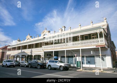 Centre-ville d'Armidale en Australie, architecture victorienne classique sur des bâtiments patrimoniaux à Armidale, Nouvelle-Galles du Sud, Australie Banque D'Images