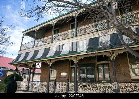 Centre-ville d'Armidale en Australie, architecture victorienne classique sur des bâtiments patrimoniaux à Armidale, Nouvelle-Galles du Sud, Australie Banque D'Images