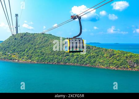 Vue de la plus longue promenade en téléphérique du monde, île de Phu Quoc, Vietnam. Vous trouverez ci-dessous un paysage marin avec des îles tropicales et des bateaux. Banque D'Images