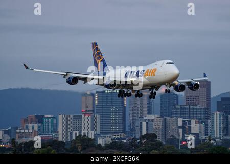 Atlas Air Boeing 747-400 en approche finale de l'aéroport d'Adélaïde. Banque D'Images