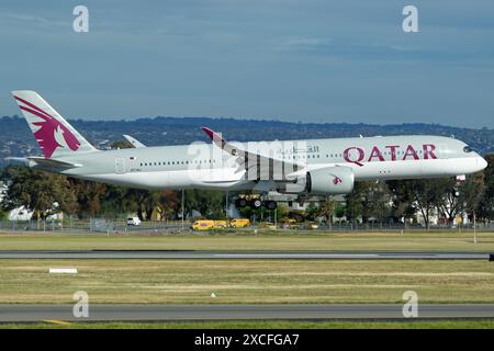 Qatar Airbus A350-900 à quelques minutes du toucher des roues à l'aéroport d'Adélaïde. Banque D'Images