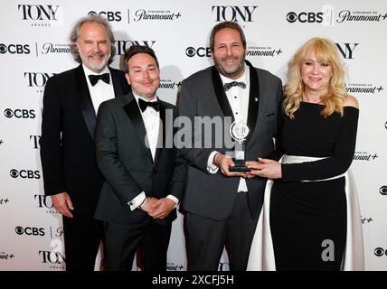 New York, États-Unis. 16 juin 2024. 2e (de gauche à droite) Patrick Catullo, David Babani et Sonia Friedman, les lauréats du prix Best Revival of a musical Award for 'Merrily We Roll Along' tiennent leurs Tony Awards dans la salle de presse lors de la 77e cérémonie annuelle des Tony Awards au David H. Koch Theater du Lincoln Center for the Performing Arts le dimanche 16 juin 2024 à New York. Photo de Peter Foley/UPI crédit : UPI/Alamy Live News Banque D'Images