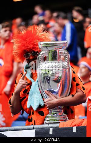 Fan von Niederlande mit EM Pokal GER, Polen vs. Niederlande, Fussball Europameisterschaft, UEFA Euro 2024, Spieltag 1, 16.06.2024 Foto : Eibner-Pressefoto/Marcel von Fehrn Banque D'Images