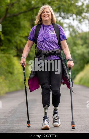 Dr Cor Hutton s’entraîne près de chez elle à Lochwinnoch, dans le Renfrewshire, avant de se rendre au Pérou pour une marche caritative à la conquête du sentier de l’Inca de 7 jours jusqu’au Machu Picchu, couvrant 26 miles et atteignant 4 125 m au-dessus du niveau de la mer. Le défi est de recueillir des fonds pour l'organisme de bienfaisance trouver vos pieds qui aide et soutient les amputés. Date de la photo : vendredi 14 juin 2024. Banque D'Images