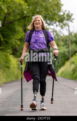 Dr Cor Hutton s’entraîne près de chez elle à Lochwinnoch, dans le Renfrewshire, avant de se rendre au Pérou pour une marche caritative à la conquête du sentier de l’Inca de 7 jours jusqu’au Machu Picchu, couvrant 26 miles et atteignant 4 125 m au-dessus du niveau de la mer. Le défi est de recueillir des fonds pour l'organisme de bienfaisance trouver vos pieds qui aide et soutient les amputés. Date de la photo : vendredi 14 juin 2024. Banque D'Images