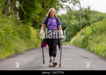 Dr Cor Hutton s’entraîne près de chez elle à Lochwinnoch, dans le Renfrewshire, avant de se rendre au Pérou pour une marche caritative à la conquête du sentier de l’Inca de 7 jours jusqu’au Machu Picchu, couvrant 26 miles et atteignant 4 125 m au-dessus du niveau de la mer. Le défi est de recueillir des fonds pour l'organisme de bienfaisance trouver vos pieds qui aide et soutient les amputés. Date de la photo : vendredi 14 juin 2024. Banque D'Images