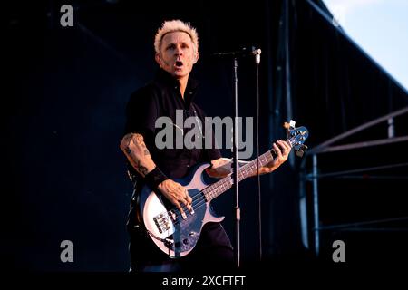 Mike Dirnt de Green Day se produit en concert lors de l'IDays Festival 2024 à Milan, Italie, le 16 juin 2024 Banque D'Images