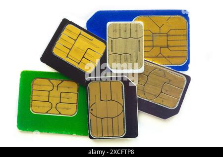 Six cartes SIM colorées pour un gros plan de téléphone portable Banque D'Images