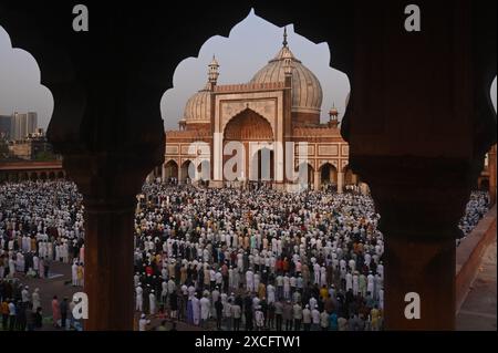 New Delhi, Delhi, Inde. 17 juin 2024. Les fidèles musulmans offrent des prières de l'Aïd al-Adha à Jama Masjid, dans les vieux quartiers de New Delhi, en Inde. (Crédit image : © Kabir Jhangiani/ZUMA Press Wire) USAGE ÉDITORIAL SEULEMENT! Non destiné à UN USAGE commercial ! Banque D'Images