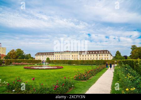 Ludwigsburg, Allemagne, 3 octobre 2023, vieux château dans un beau jardin de fleurs colorées en autum, touristes visitant le baroque fleuri Banque D'Images