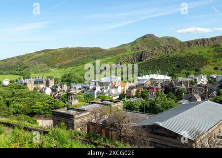 Arthurs Seat et Salisbury Crags Edinburgh vus de Calton Hill. Banque D'Images