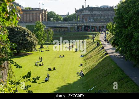 Soleil du soir dans les jardins de Princes Street en regardant vers les Galeries nationales d'Écosse, Édimbourg Banque D'Images