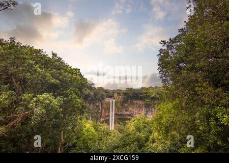 La cascade mesure 80 mètres de haut et plonge dans une gorge. Vue sur la nature tropicale et le paysage de la double cascade de Chamarel dans le noir Banque D'Images