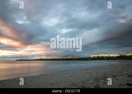 Une baie sur une rivière. Plage de rêve dans un coucher de soleil aux couleurs pastel sur une île de vacances. Une plage en pente douce sur l'île Maurice, Tamarin Banque D'Images