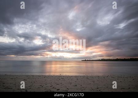 Une baie sur une rivière. Plage de rêve dans un coucher de soleil aux couleurs pastel sur une île de vacances. Une plage en pente douce sur l'île Maurice, Tamarin Banque D'Images