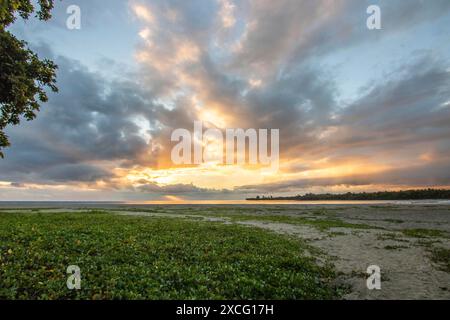 Une baie sur une rivière. Plage de rêve dans un coucher de soleil aux couleurs pastel sur une île de vacances. Une plage en pente douce sur l'île Maurice, Tamarin Banque D'Images