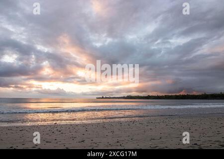 Une baie sur une rivière. Plage de rêve dans un coucher de soleil aux couleurs pastel sur une île de vacances. Une plage en pente douce sur l'île Maurice, Tamarin Banque D'Images