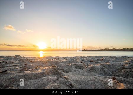 Une baie sur une rivière. Plage de rêve dans un coucher de soleil aux couleurs pastel sur une île de vacances. Une plage en pente douce sur l'île Maurice, Tamarin Banque D'Images