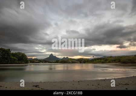 Une baie sur une rivière. Plage de rêve dans un coucher de soleil aux couleurs pastel sur une île de vacances. Une plage en pente douce sur l'île Maurice, Tamarin Banque D'Images