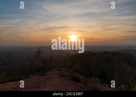 Coucher de soleil de la colline Halda Ema au-dessus de la ville d'Ostrava en république tchèque pendant l'automne Banque D'Images