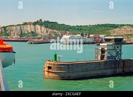 Ferry approchant Douvres, château, port, mur de quai, falaises de craie, Angleterre, Grande-Bretagne, 30 mai 1994, vintage, rétro, vieux, historique Banque D'Images