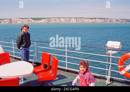 Ferry approchant Douvres, gens, enfant, passagers, falaises de craie, Angleterre, Grande-Bretagne, 30 mai 1994, vintage, rétro, vieux, historique Banque D'Images