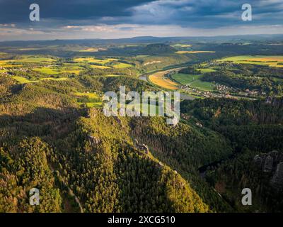 Groupes rocheux de grès dans la région de Rathen. Schwedenloecher Honigsteine, locomotive, Suisse saxonne, Saxe, Allemagne Banque D'Images
