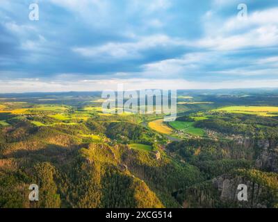 Formations rocheuses de grès dans la région de Rathen. Schwedenloecher Honigsteine, locomotive Gamrig, Polenztal, Suisse saxonne, Rathen, Saxe, Allemagne Banque D'Images