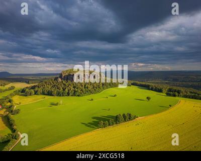 Le Pfaffenstein, également connu sous le nom de Jungfernstein, est une haute montagne de table dans les montagnes de grès de l'Elbe en Saxe. Il se trouve à gauche de la rivière Banque D'Images