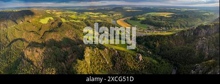 Formations rocheuses de grès dans la région de Rathen. Schwedenloecher Honigsteine, locomotive, Wehlgrund et Bastei, Suisse saxonne, Rathen, Saxe Banque D'Images